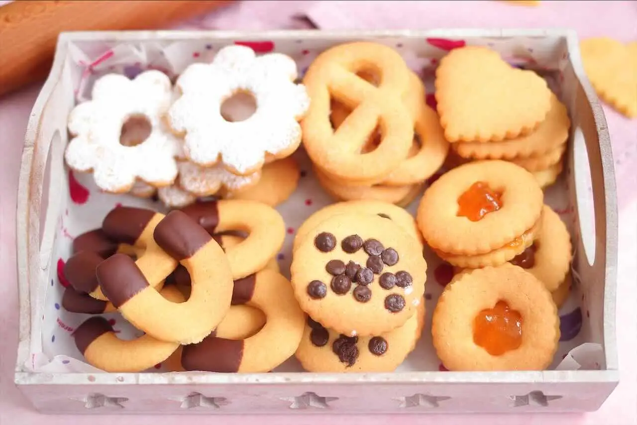 Biscotti fragranti che non perdono forma grazie alla doppia cottura